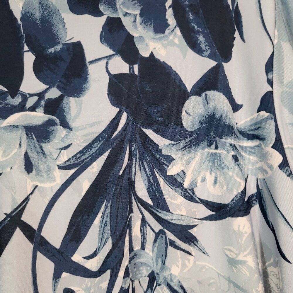 DG2 by Diane Gilman Woman's Short Sleeve Top Size Large Blue Floral Print - Picture 3 of 7